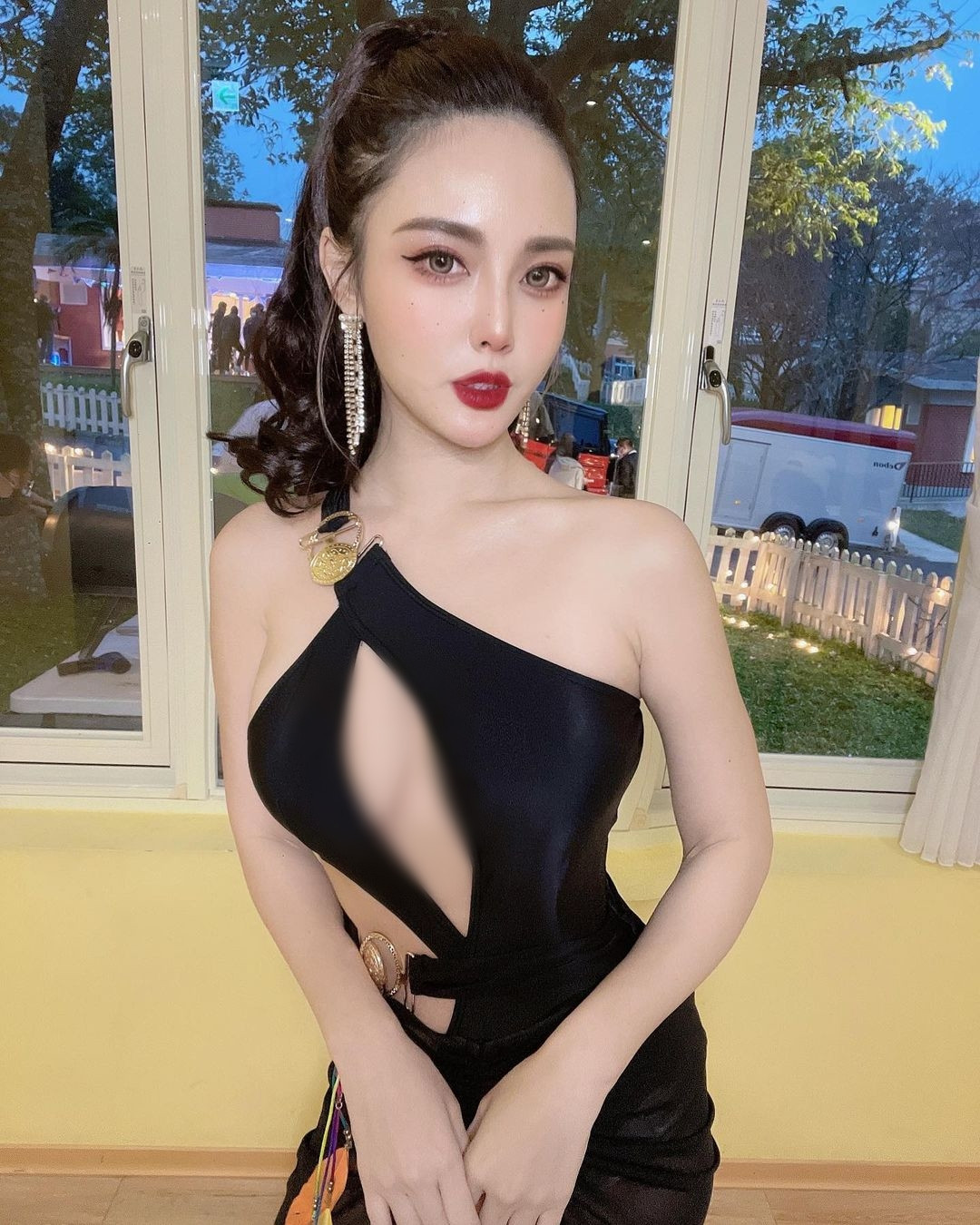 Diện thiết kế được cắt xẻ táo bạo, Miêu Miêu khoe trọn đường cong thanh xuân của mình.