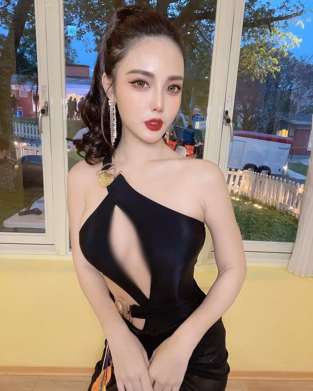 Diện thiết kế được cắt xẻ táo bạo, Miêu Miêu khoe trọn đường cong thanh xuân của mình.