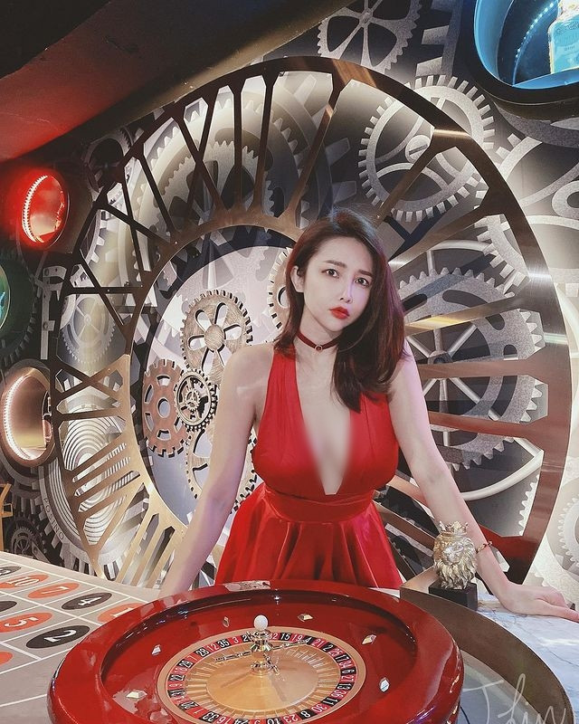 Thường xuyên diện những chiếc váy khoét sâu, khoe ngực, Miêu Miêu vô cùng tự tin với sắc vóc của mình.