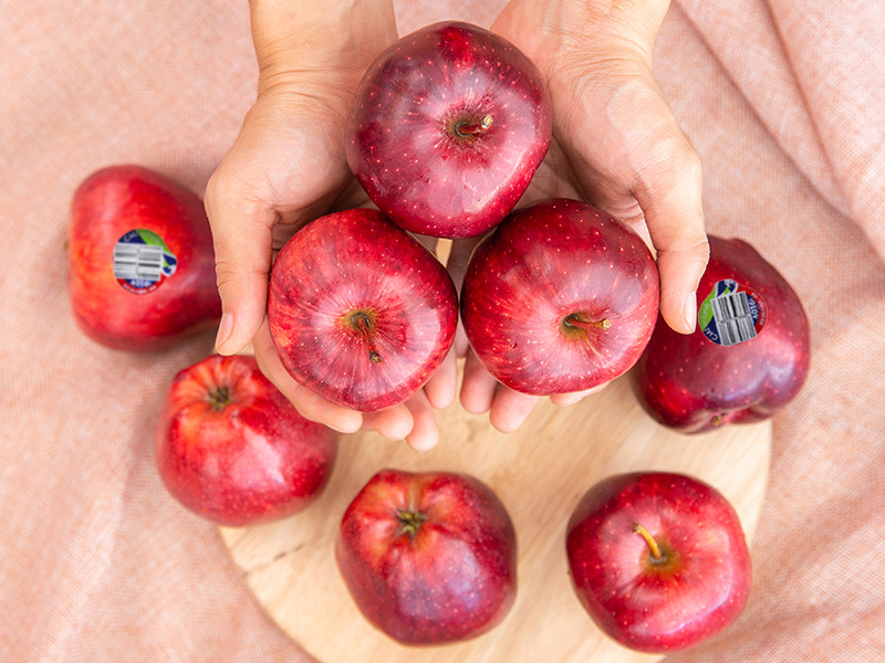 5. Chọn táo: Nên chọn những quả cầm nặng tay, vỏ căng bóng, mịn màng. Chú ý những quả có mùi hắc thì không nên mua bởi có thể đó là táo ngâm hóa chất.