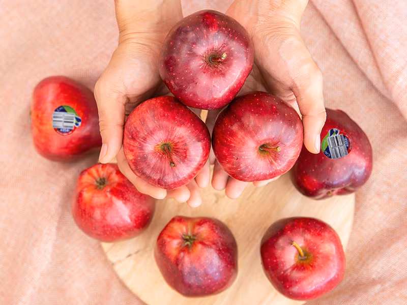 5. Chọn táo: Nên chọn những quả cầm nặng tay, vỏ căng bóng, mịn màng. Chú ý những quả có mùi hắc thì không nên mua bởi có thể đó là táo ngâm hóa chất.
