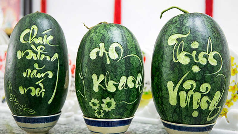 1 - Chọn dưa hấu: Nên chọn trái dưa hấu già, tươi ngon. Để chọn được trái dưa hấu như ý muốn thì quan sát núm dưa có đều không, và núm dưa hơi lõm xuống, cuống dưa nhỏ, héo quắt lại. Đồng thời, nâng quả dưa lên thấy nặng, chắc, búng nhẹ vào phát ra âm thanh trầm đục thì đó là dưa ngon.