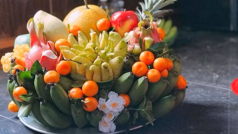 Ngày Tết, thứ không thể thiếu để trang trí trên bàn thờ mỗi gia đình đó là mâm ngũ quả. Mâm ngũ quả không chỉ khiến không khí Tết lan tỏa khắp nơi mà còn mang ý nghĩa tâm linh hết sức quan trọng. (Ảnh minh họa)