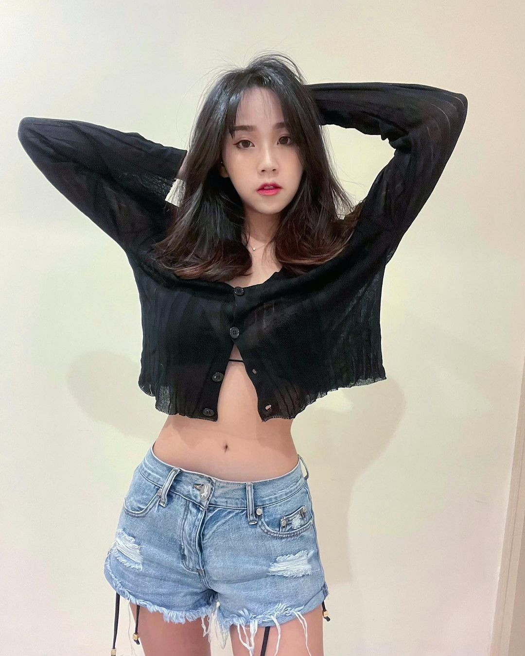 Cũng nhờ thần thái và dáng vóc này, nữ giáo viên được mệnh danh là "nữ giáo viên gợi cảm nhất" hay "cô giáo nữ thần".