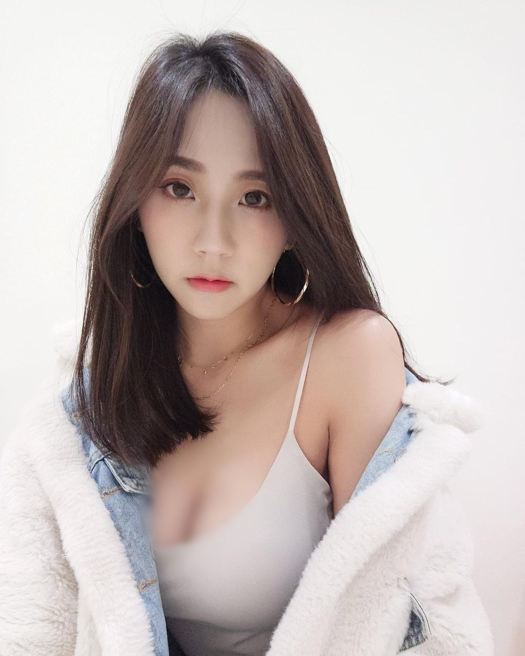 Vòng một cup F của Queenta Kuo khiến nữ giáo viên dù diện đồ đơn giản cũng thoát lên vẻ lôi cuốn tự nhiên.