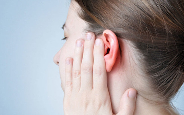 Theo bác sĩ Giang Khôn Tuấn, anh đã từng tiếp nhận một trường hợp, nữ bệnh nhân rất thích dùng tăm bông, công cụ nhỏ để ngoáy tai. Thi thoảng, cô còn chọc sâu vào bên trong ống tai và gây nhiễm trùng.