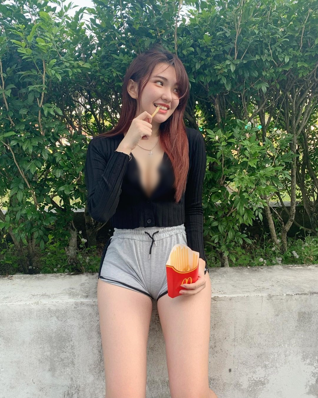  A Hoa, hot girl người Malaysia, có vẻ ngoài xinh đẹp ngọt ngào, đường nét khuôn mặt thanh tú, nhỏ nhắn rất dễ thương nhưng phong cách ăn mặc cực kỳ phóng khoáng, gợi cảm.