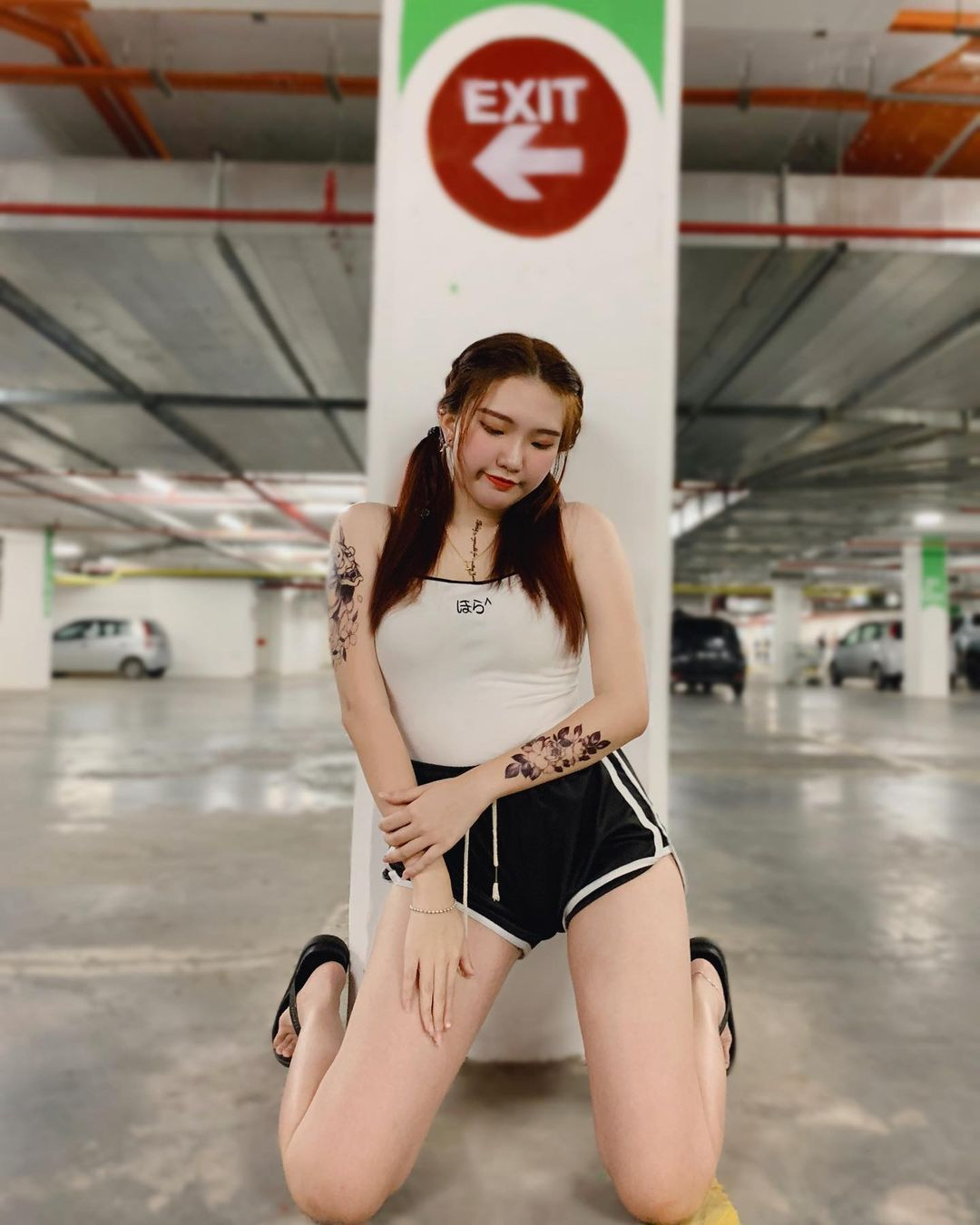 Không rõ có chú ý đến điểm này không, nhưng vì quá chăm diện kiểu quần cực ngắn này, hot girl A Hoa có những bức ảnh phản cảm.