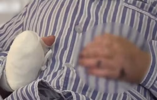 Bi ep uong 2 chen ruou, nguoi dan ong cut tay vi dieu nay