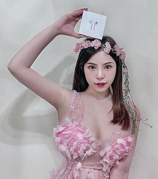 Chính nhờ vậy, Cynthia vẫn giữ được lượng người hâm mộ trung thành trong khi số lượng người hâm mộ mới vẫn tăng khá đều.