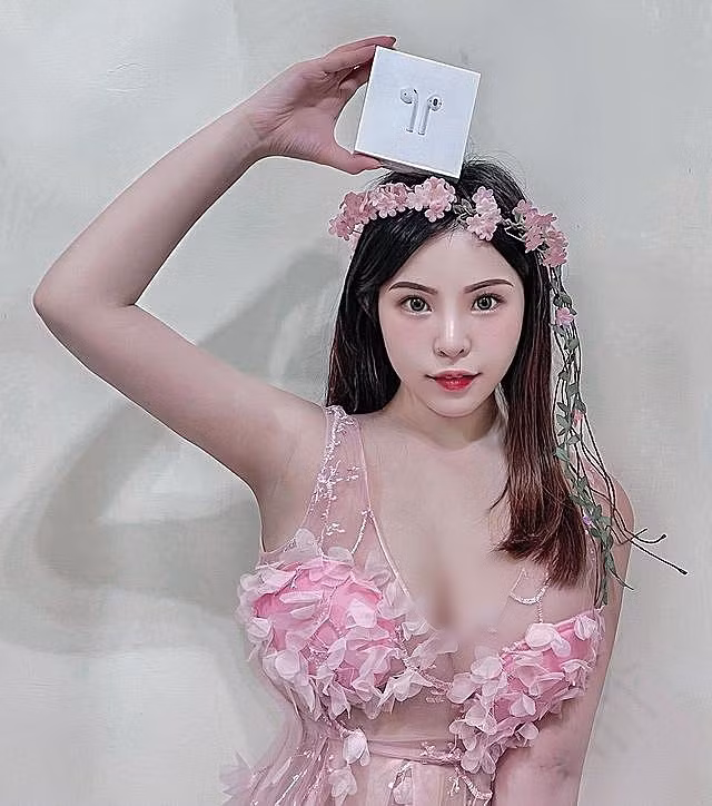 Chính nhờ vậy, Cynthia vẫn giữ được lượng người hâm mộ trung thành trong khi số lượng người hâm mộ mới vẫn tăng khá đều.