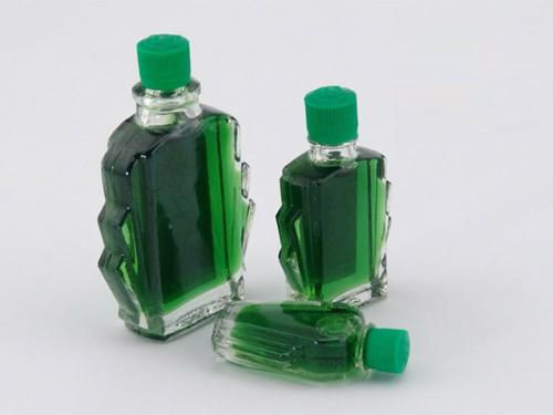 Thoa một chút tinh chất dầu gió lên chân trước khi đi ngủ có thể thúc đẩy quá trình lưu thông khí và huyết trong cơ thể, giúp cơ thể có thể tống khí lạnh và hơi ẩm ra ngoài, cơ thể sẽ trở nên nhẹ nhàng và thoải mái hơn.