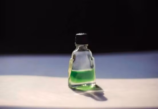 Tinh chất dầu gió không chỉ giúp tinh thần sảng khoái mà nó còn có những công dụng thần kỳ khác. Hãy thoa một chút tinh chất dầu gió vào lòng bàn chân trước khi đi ngủ, nếu bạn kiên trì trong một khoảng thời gian, cơ thể sẽ nhận được rất nhiều lợi ích.