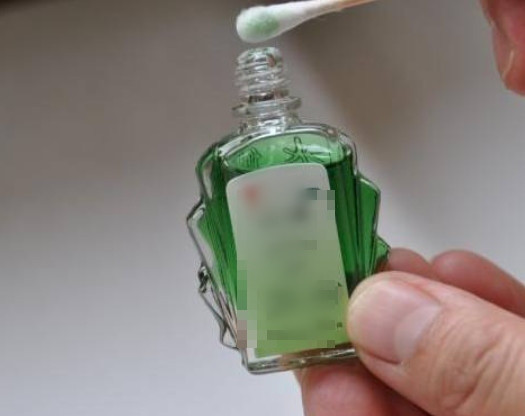 Trước khi đi ngủ, thoa một giọt dầu gió lên lòng bàn chân cũng có thể giúp bạn giảm cân. Dầu gió có tính kích ứng, khi thoa vào lòng bàn chân có thể giúp cơ thể tăng cường khí và lưu thông máu, giúp thoát ẩm, sau đó giúp cơ thể cải thiện quá trình trao đổi chất, giúp cơ thể đốt cháy chất béo tốt hơn vào ban đêm, rất hữu ích cho việc giảm cân.