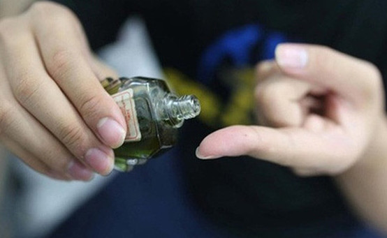 Những người bị hôi chân và nấm da chân cũng có thể nhỏ vài giọt tinh chất dầu gió vào trong giày, có thể khử vi khuẩn trong giày và cải thiện mùi hôi chân cũng như các vấn đề khác.