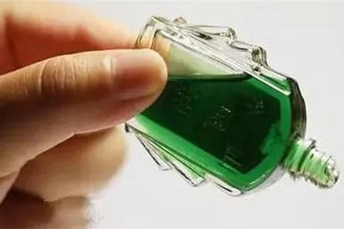 Theo tìm hiểu, dầu gió có tính mát và vị cay, kích thích, khi bôi vào lòng bàn chân có tác dụng thúc đẩy quá trình tuần hoàn máu của bàn chân, làm máu lưu thông trở lại nhanh chóng, giúp thư giãn cơ thể và tinh thần sớm nhất, giúp cải thiện giấc ngủ, ngăn ngừa mất ngủ. Khi thức dậy vào ngày hôm sau, trạng thái tinh thần của bạn sẽ tốt hơn.