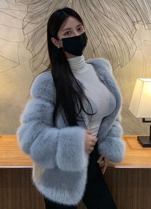 Với vòng một khủng, vòng eo con kiến và vòng ba săn chắc, nảy nở, hot girl gợi cảm người Hàn dù mặc cực kín đáo vẫn gây chú ý.