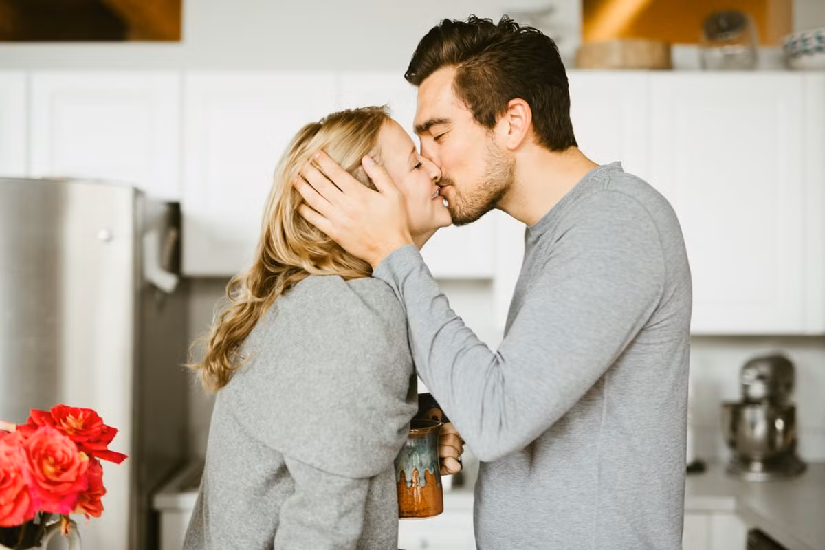 Sắc mặt: Sắc mặt một người đàn ông khỏe mạnh, sinh lý sung mãn thường có màu sắc hồng hào, sáng láng. Những người có sắc mặt thiên về màu vàng, trắng bệch, xanh xao, sạm đen được xem là dễ bệnh tật, ít hứng thú chuyện gối chăn. (Ảnh minh họa)