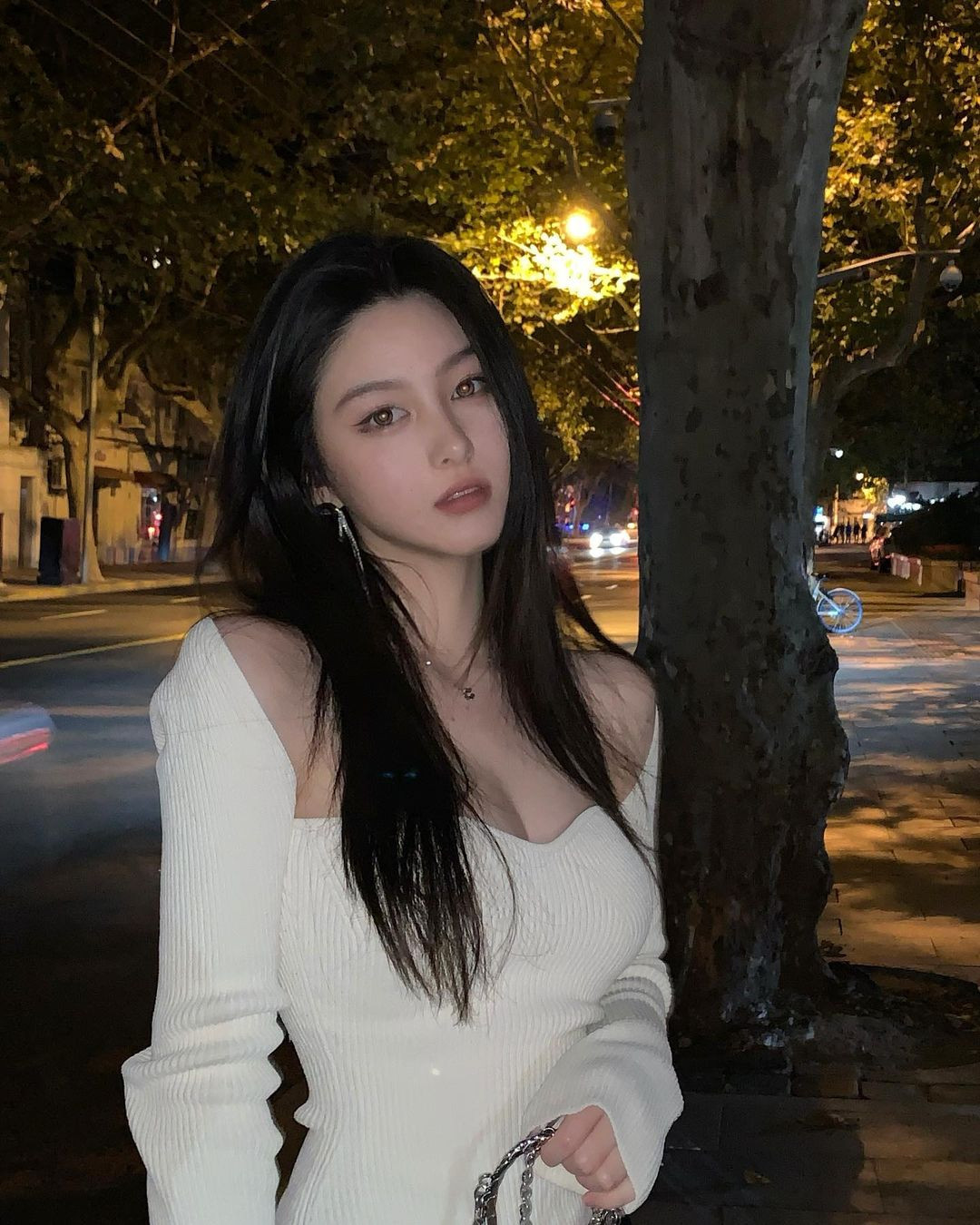 Trước đó, A Trạch nổi lên như một hot girl, người mẫu đẹp như búp bê. Vẻ đẹp của cô nàng là chuẩn mực mà nhiều cô gái trẻ mơ ước.