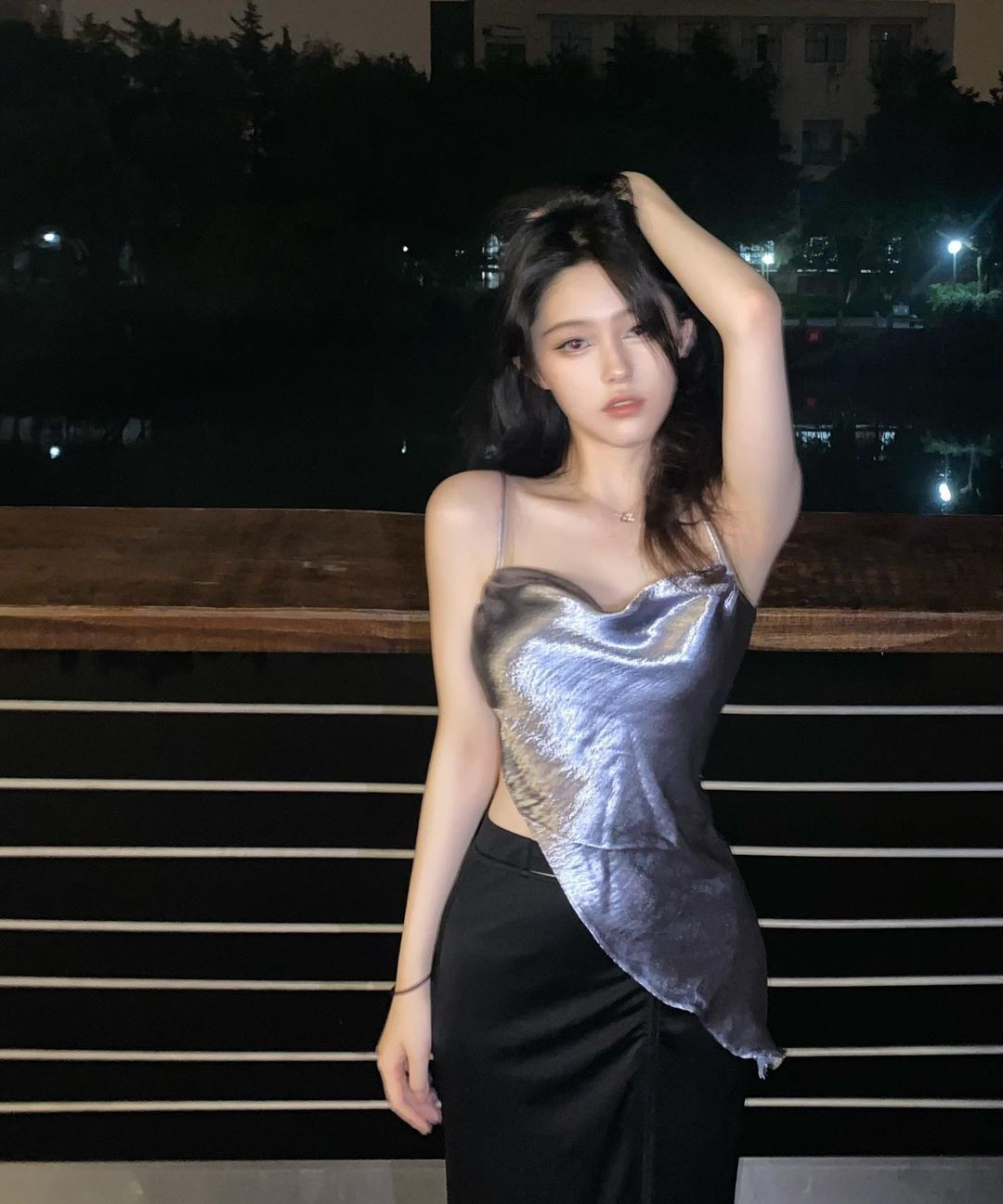 Khi xu hướng áo yếm quay trở lại, A Trạch cũng là một trong những hot girl gợi cảm đi đầu, thoải mái khoe dáng với phong cách này.
