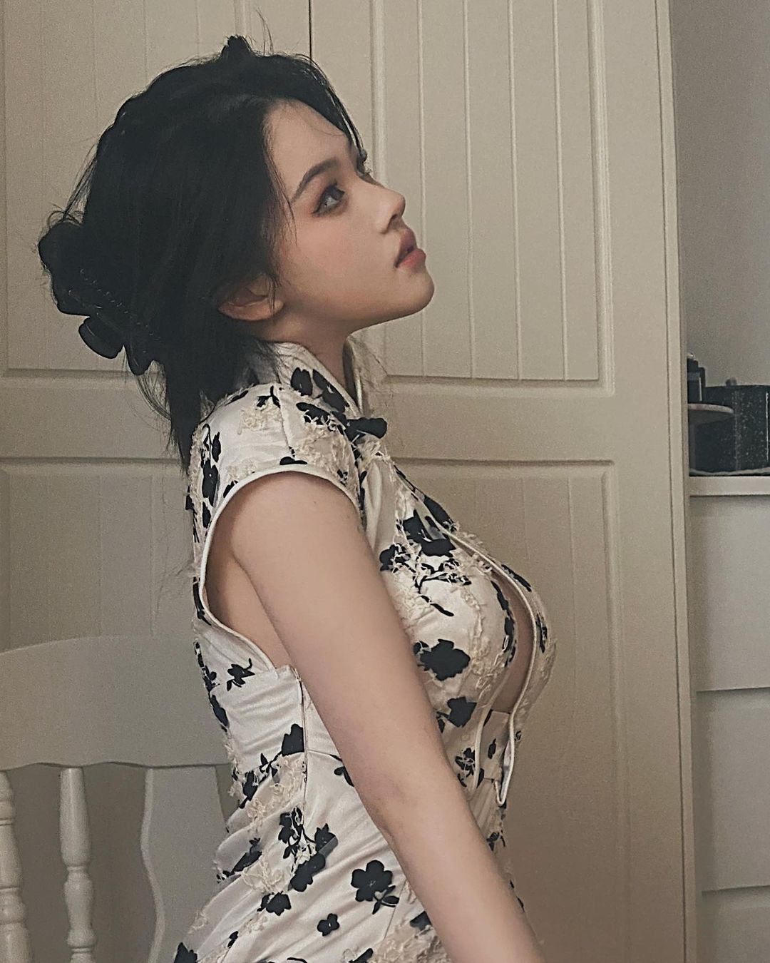 Quả thật với bộ xường xám được thiết kế cắt xẻ tinh tế này, A Trạch đã hoàn toàn chinh phục được trái tim của người hâm mộ.