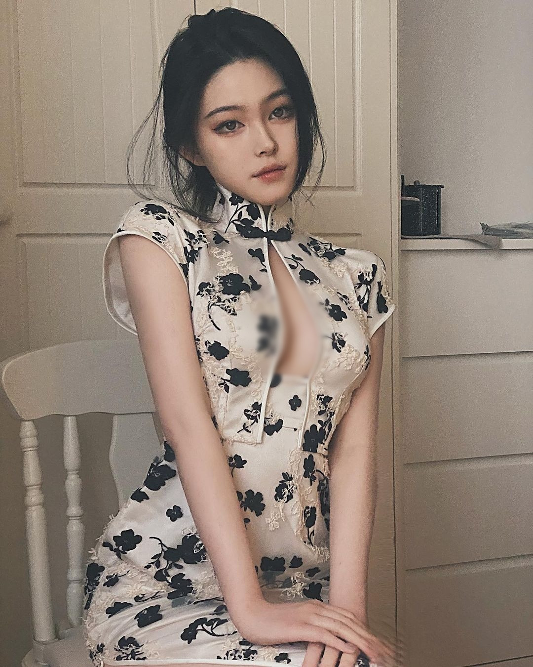 Mới đây, A Trạch đã tung ra hình ảnh diện một bộ xường xám cách tân, khoe vẻ đẹp mỹ miều của cô nàng.