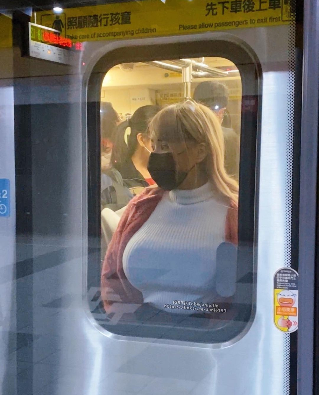 Mới đây, những hình ảnh cô nàng tại tàu điện ngầm một lần nữa khiến cư dân mạng dậy sóng.