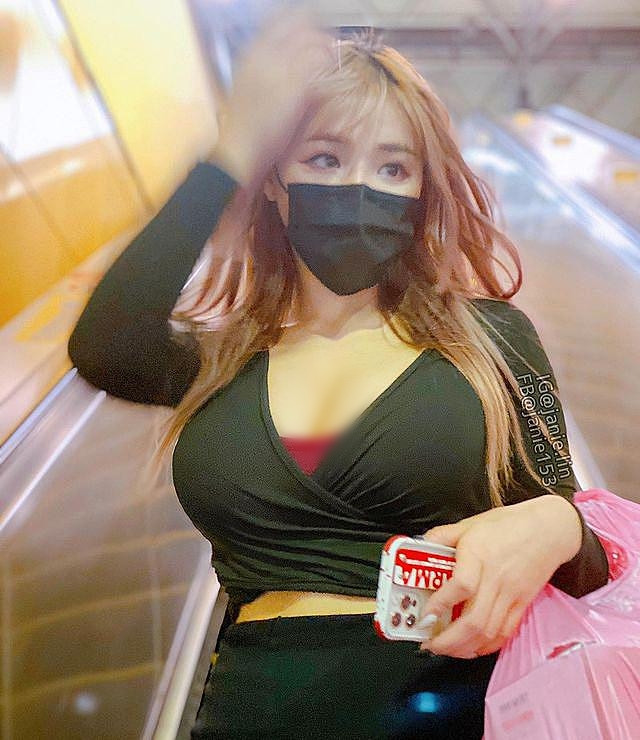  Mỹ nhân siêu vòng 1 Janie Lin, sinh năm 1989, được biết tới là một hot girl, họa sĩ, người mẫu ảnh và Youtuber rất nổi tiếng ở Đài Loan.