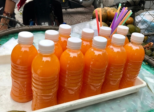 Uong chai “nuoc cam” cha de tren ban, con chi con da boc xuong