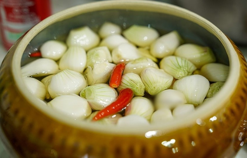 1. Ăn dưa hành kèm các món mặn gây nguy cơ ung thư: Dưa hành muối có hàm lượng nitrit lớn, gây hại cho sức khỏe. Đặc biệt thói quen của người Việt là ăn kèm dưa hành với các món mặn có hàm lượng đạm và protein cao. Điều này khiến nitrit có trong hành muối tạo phản ứng với các amin bậc hai có trong thực phẩm và tạo thành hợp chất nitrozamin gây ung thư.