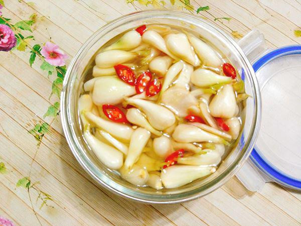 Thứ hai là người mắc bệnh thận. Trong dưa hành có chứa hàm lượng muối lớn gây hại cho thận và khiến huyết áp tăng cao, khiến cơ thể phù nề. Vì vậy, những người mắc bệnh về thận, thận yếu không nên ăn nhiều món này.