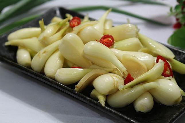 4. Dùng dưa hành muối và uống rượu gây ra bệnh đường tiêu hóa: Trong dưa hành có nhiều chất gây chua làm dạ dày tăng tiết dịch vị, gây đau dạ dày. Ngoài ra, trong dưa hành muối còn chứa nitrosamin gây ung thư dạ dày. Đặc biệt, khi sử dụng dưa hành muối và uống rượu đồng thời sẽ gây nên tình trạng nóng ruột, khiến tình trạng đau dạ dày nặng hơn.