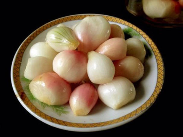 Đặc biệt, khi thấy hành muối bị nổi váng mốc khác lạ hoặc mốc đen thì phải bỏ đi, tuyệt đối không nên ăn. Các váng, mốc đó là một số loại nấm gây hại, loại vi nấm này sản sinh ra độc tố có thể gây ung thư gan, tổn thương tim, phổi, hệ thần kinh trung ương.