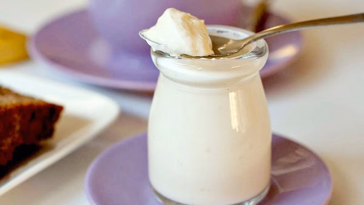 7. Sữa chua không chỉ là nguồn cung cấp vitamin D tuyệt vời mà còn có hàm lượng lợi khuẩn lớn cho cơ thể, tăng khả năng phòng thủ tự nhiên hoàn hảo chống lại virus. Trong lúc dịch COVID-19 vẫn đang hoành hành, đây quả thực là loại thực phẩm nên ăn thường xuyên.