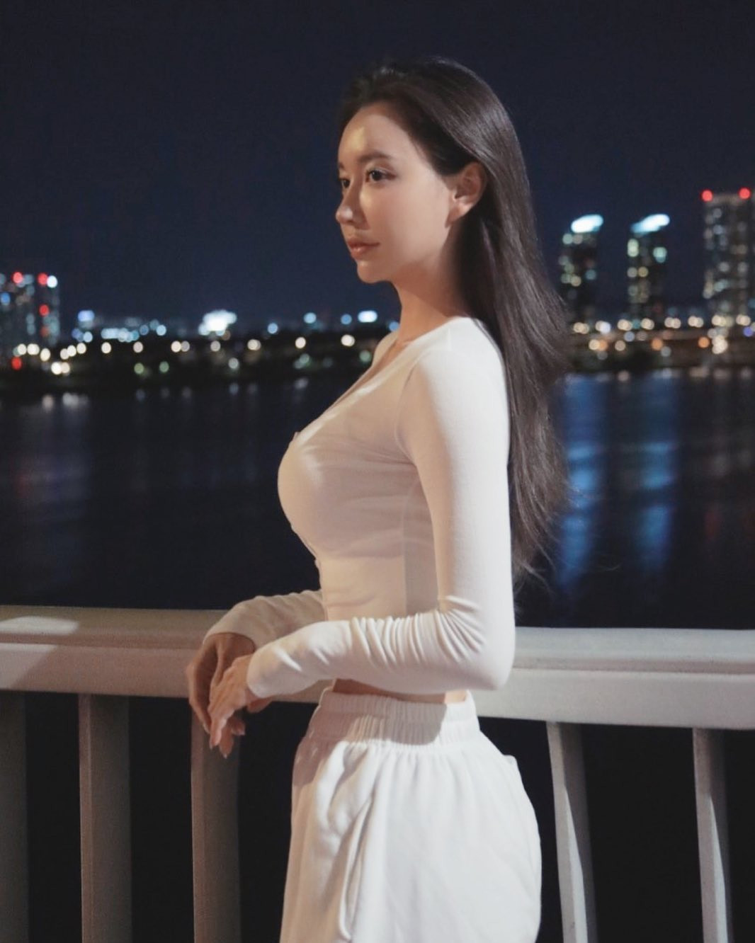 Với lợi thế ngoại hình này, Jeon Ye-jin mặc gì cũng vô cùng thu hút, quyến rũ. Thời trang ưa thích của cô nàng là những chiếc áo mỏng xuyên thấu hoặc crop-top bó sát.