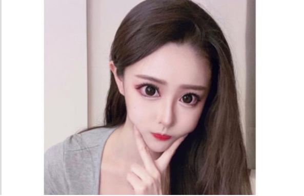 Một số fan hâm mộ của hot girl gợi cảm đã từng nhiều lần khuyên cô nàng nên đổi phong cách trang điểm.