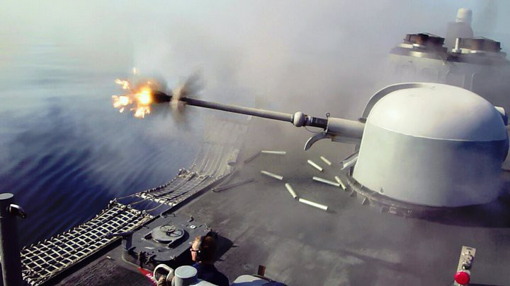 Hệ thống radar dẫn đường cho pháo hạm này được tích hợp ngay trong bệ pháo giúp cho việc điều khiển hỏa lực được chính xác đến không ngờ.