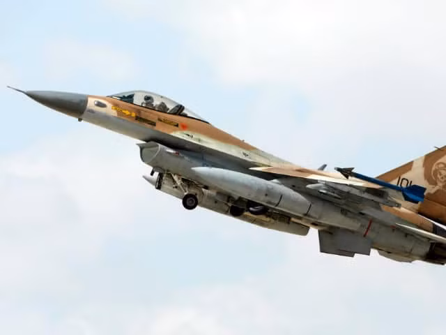 Theo một số báo cáo, các máy bay chiến đấu F-16 của Israel đã tấn công từ không phận nước láng giềng Lebanon, cách khu vực triển khai S-400 của Nga chưa đầy 240 km và cách vị trí của S-300 Syria chưa đầy 210 km.