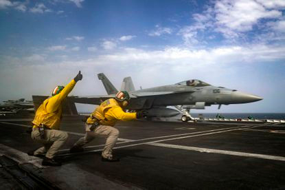 Không đoàn tàu sân bay số 7 còn sở hữu tiêm kích tấn công điện tử EA-18G Glowler chuyên gây nhiễu, chế áp và tấn công hệ thống phòng không đối phương; và máy bay cảnh báo sớm E-2C Hawkeye đóng vai trò là tai mắt của cả nhóm tác chiến tàu sân bay, có nhiệm vụ phát hiện, truyền tham số mục tiêu và điều phối hoạt động trên không của Không đoàn. Đây được coi là một trong những siêu tàu sân bay mạnh nhất thế giới.