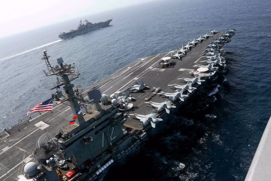 Nhóm tác chiến của Mỹ tại vịnh Ba Tư gồm tàu sân bay USS Abraham Lincoln, tàu tuần dương USS Leyte Gulf và Không đoàn trên hạm số 7 với hàng chục máy bay các loại.