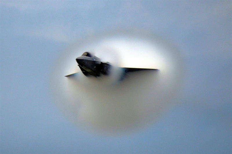 Trong nhiều năm qua, các nước Mỹ và Nga đã bắt đầu thử nghiệm các loại vũ khí laser trên máy bay vận tải cỡ lớn nhưng vẫn chưa đạt được kết quả đáng kể. Và tiêu chuẩn cuối cùng được các nhà sản xuất đưa ra là công nghệ tàng hình. Theo tiêu chí, máy bay chiến đấu thế hệ mới phải sở hữu công nghệ tàng hình mức độ cao để có thể lẩn tránh trong tất cả các tần số vô tuyến cũng như trong quang phổ. Ảnh trong bài: Máy bay thế hệ mới và F-35.