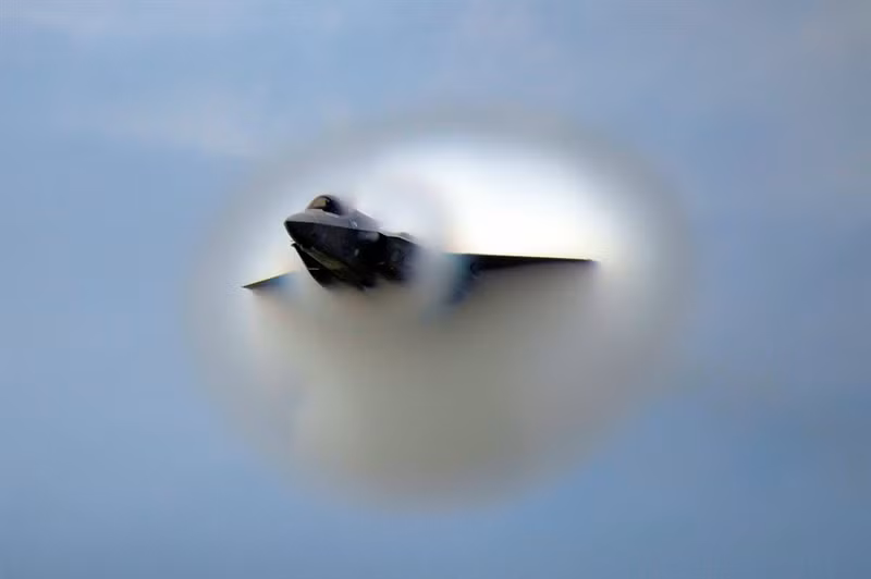 Trong nhiều năm qua, các nước Mỹ và Nga đã bắt đầu thử nghiệm các loại vũ khí laser trên máy bay vận tải cỡ lớn nhưng vẫn chưa đạt được kết quả đáng kể. Và tiêu chuẩn cuối cùng được các nhà sản xuất đưa ra là công nghệ tàng hình. Theo tiêu chí, máy bay chiến đấu thế hệ mới phải sở hữu công nghệ tàng hình mức độ cao để có thể lẩn tránh trong tất cả các tần số vô tuyến cũng như trong quang phổ. Ảnh trong bài: Máy bay thế hệ mới và F-35.