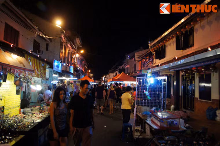 Hàng hóa tại phố đi bộ Johnker được bày trên các sạp tương tự như các khu chợ đêm ở Việt Nam.