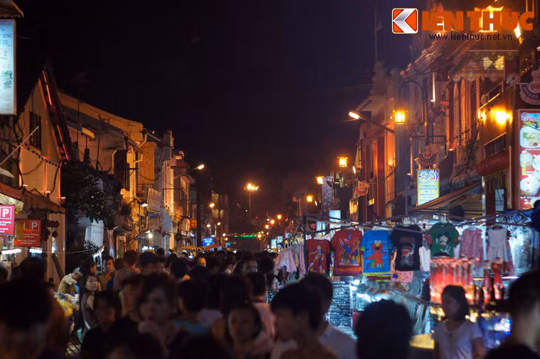 Vào buổi tối, Johnker trở thành khu phố đi bộ rất nhộn nhịp. Các loại phương tiện bị cấm lưu thông, quầy hàng tràn xuống lề đường, lòng đường trở thành nơi đi lại của du khách.