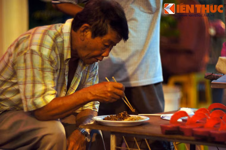 ...Cho đến các món ăn đường phố hấp dẫn.