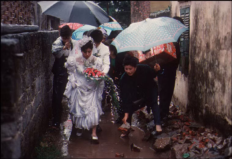 Rước dâu trong một ngõ nhỏ ngập nước, 1994.Ảnh: Magnumphotos.com.