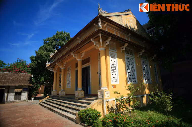 Trong thời gian cụ Phan bị quản thúc ở Huế, thực dân Pháp và tay sai đã tìm mọi cách để triệt tiêu lòng yêu nước, ý chí cách mạng của cụ nhưng không không thành. Ảnh: Nhà trưng bày hiện vật, tư liệu về cuộc đời sự nghiệp cụ Phan trong khu lưu niệm.