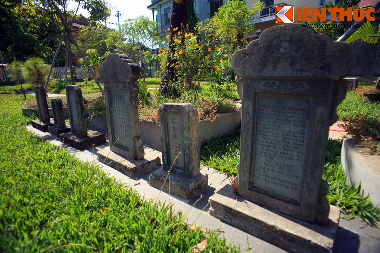 Phía trước mộ cụ Phan là mộ của Vá và Ky, hai "chú chó nghĩa dũng" đã trung thành với cụ đến hơi thở cuối cùng.