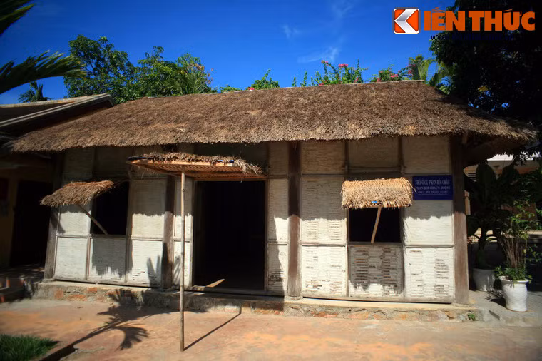 Với tình cảm thương mến và trân trọng cụ Phan, nhân dân cả nước và Thừa Thiên Huế đã tự nguyện quyên góp để mua khu vườn ở dốc Bến Ngự và làm nhà cho cụ ở. Ảnh: Ngôi nhà tranh của cụ Phan (phục dựng).