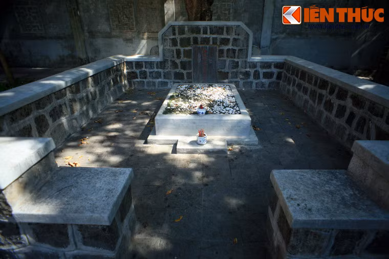 Một số hình ảnh khác về Khu lưu niệm danh nhân Phan Bội Châu: Ngôi mộ của chí sĩ yêu nước Tăng Bạt Hổ (1858 - 1906), một đồng sự thân tín của cụ Phan trong khuôn viên khu lưu niệm.